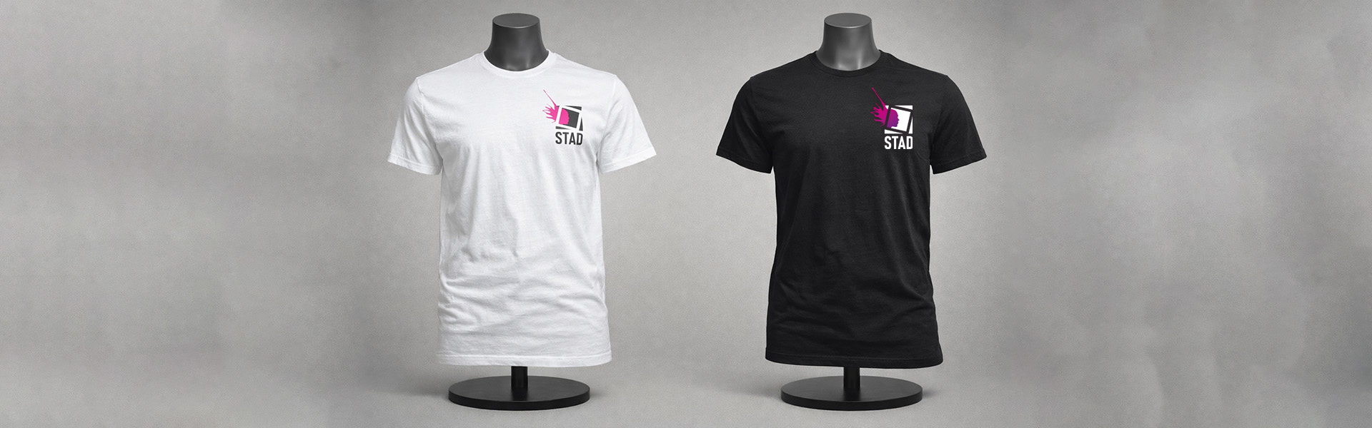 pull a col rond beige et doudoune noire avec logo ambiance et naute sur un fond boisé